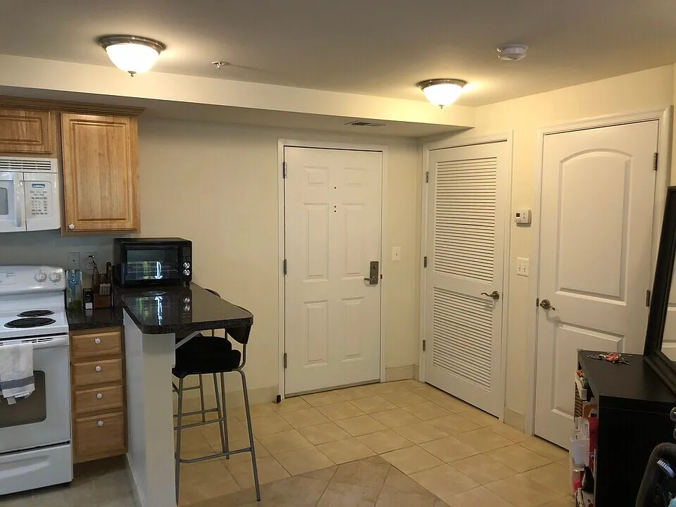 Segovia Apartments — Photo 2