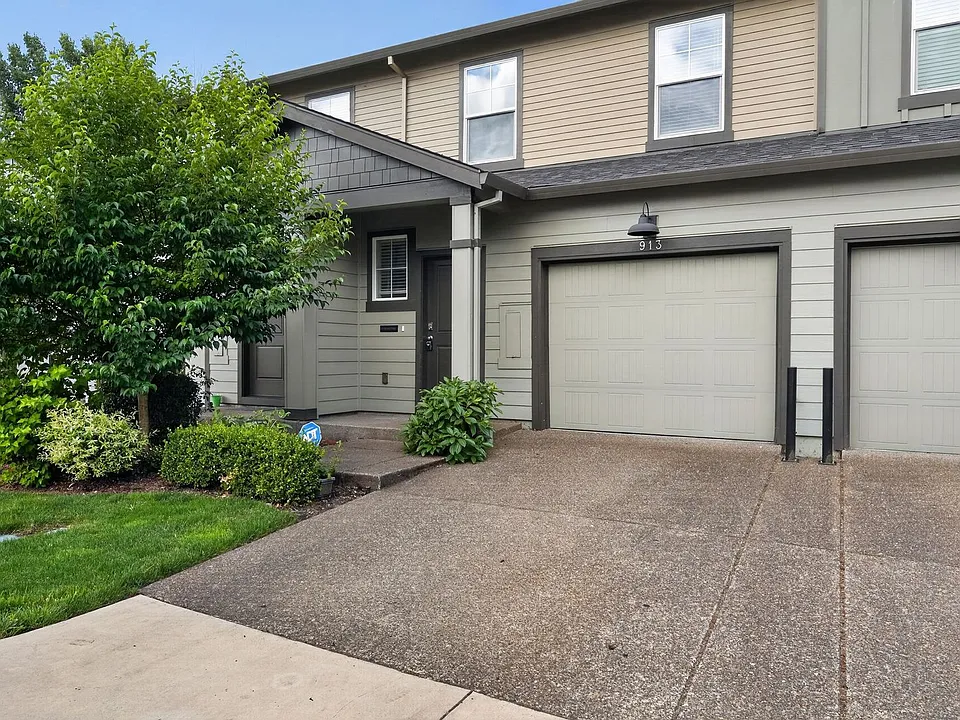 913 N 18th Ter