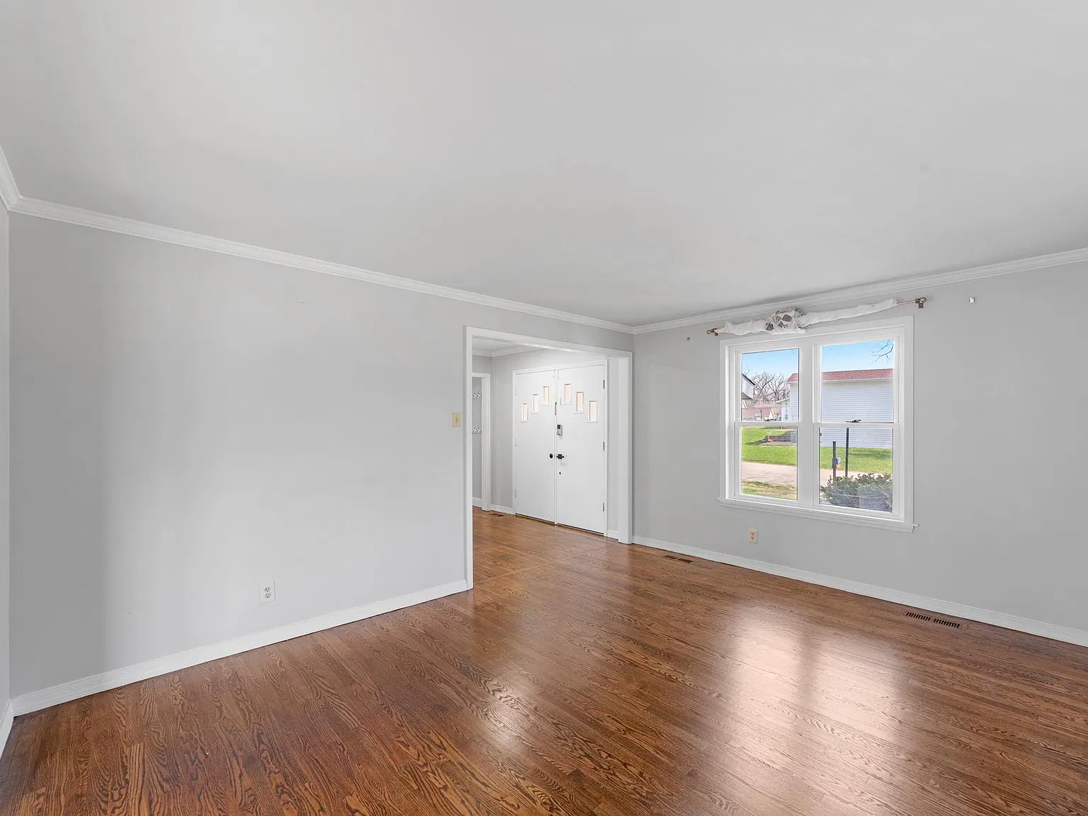 4 bed, 2548 sqft, $2,690 — Photo 3