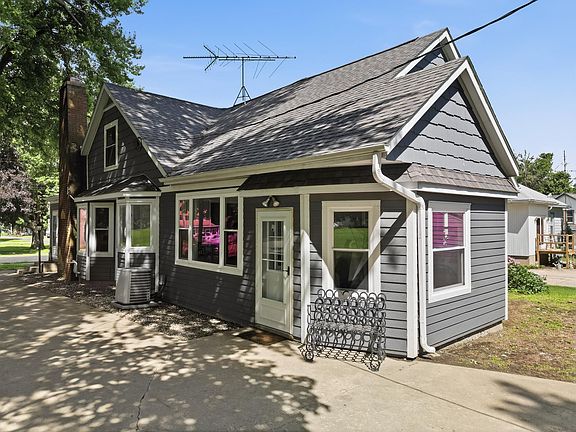 3rd image of 210 N Main St
