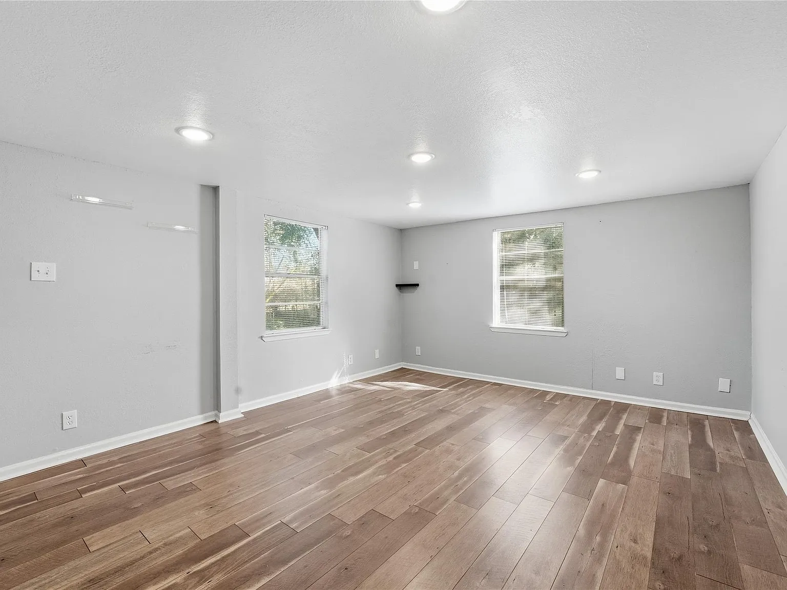 3 bed, 1.0 bath, 1100 sqft, $1,400 — Photo 3