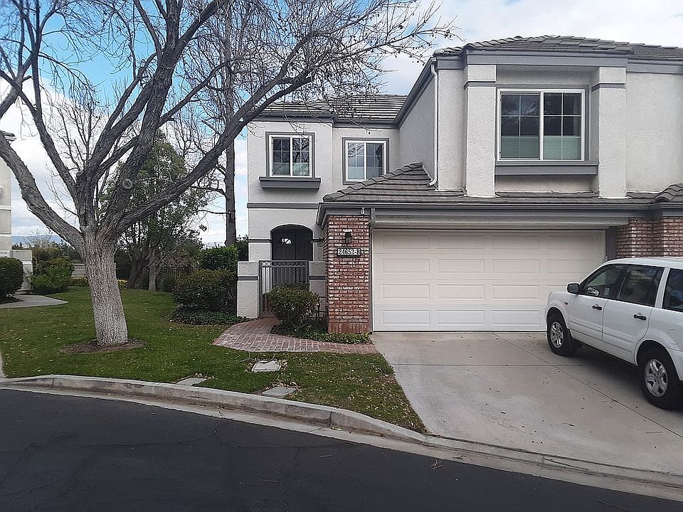 left side is HOA greenbelt