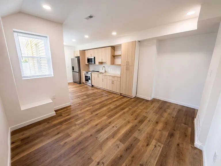 2020 E Huntingdon St — Photo 4