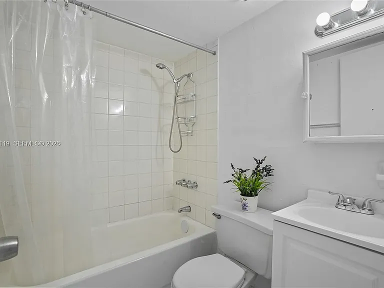 461 SW 7th St #5 — Photo 9