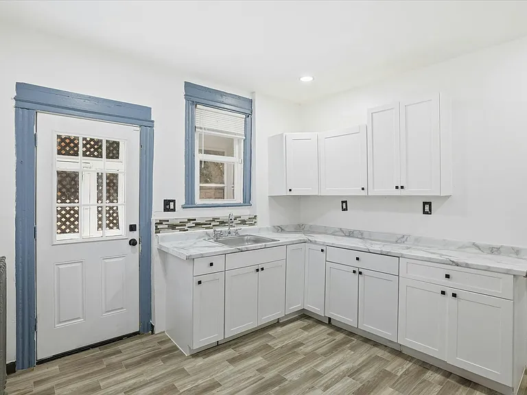 940 Monroe Ave — Photo 5