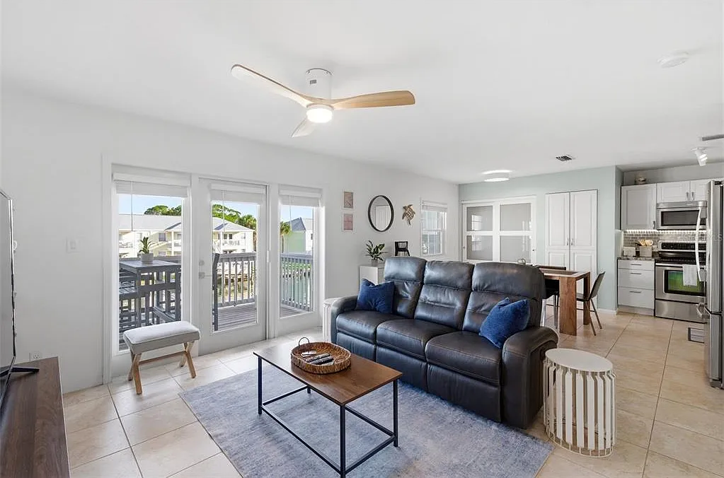 2 bed, 1.0 bath, 825 sqft, $4,200 — Photo 4