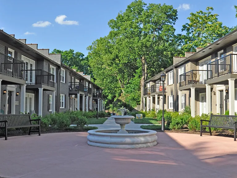 The Avenue in the Highlands — Photo 19
