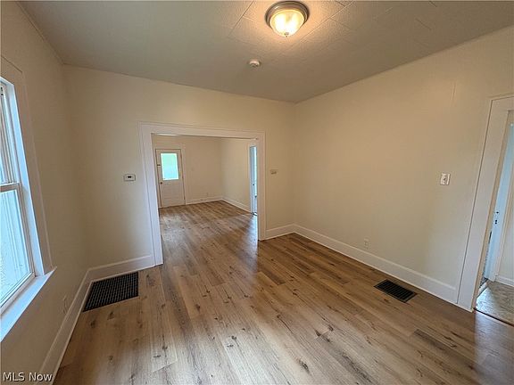 4th image of 945 Davis St