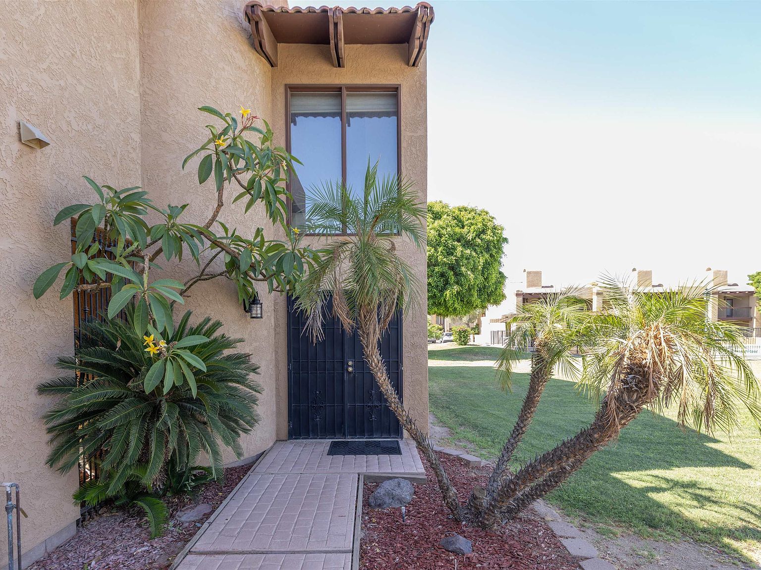 800 E Country Club Dr