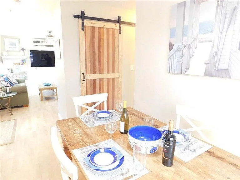 Eat In Kitchen Dining Area