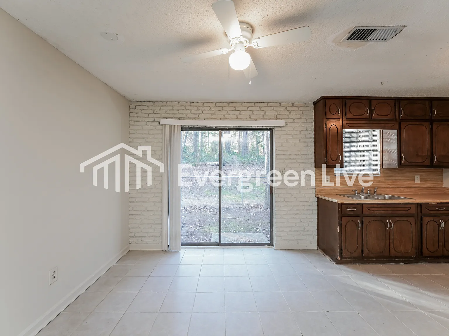 3 bed, 1.0 bath, 1232 sqft, $1,075 — Photo 4