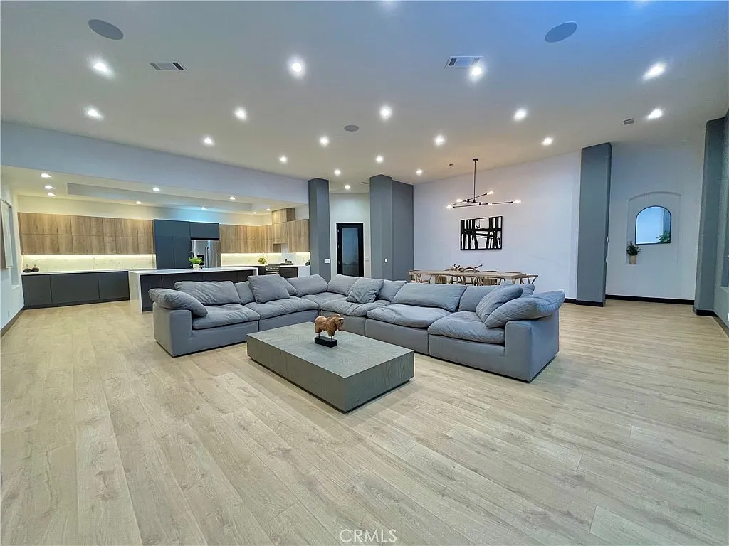 5 bed, 3385 sqft, $15,000 — Photo 2