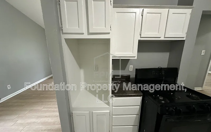 3 bed, 1.0 bath, 981 sqft, $950 — Photo 3