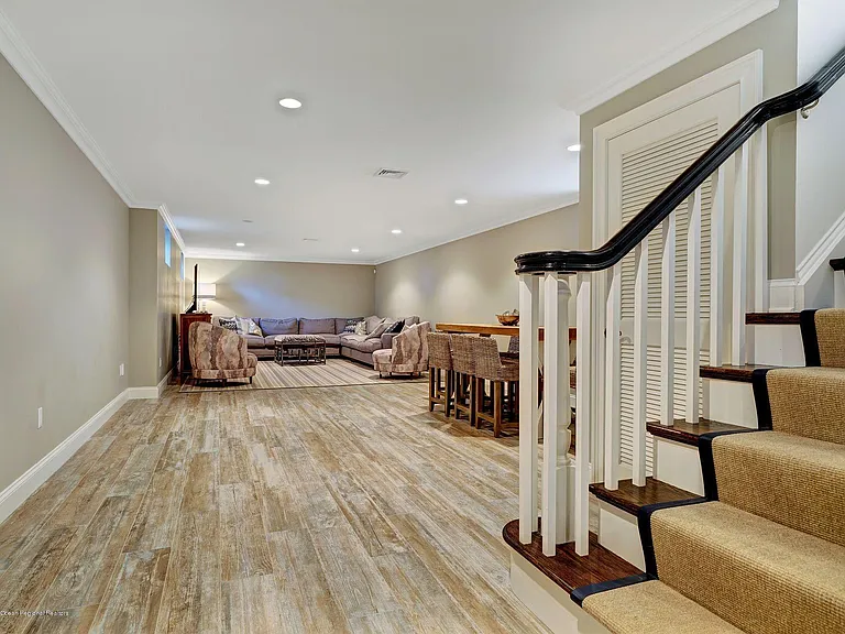 401 Monmouth Ave — Photo 22