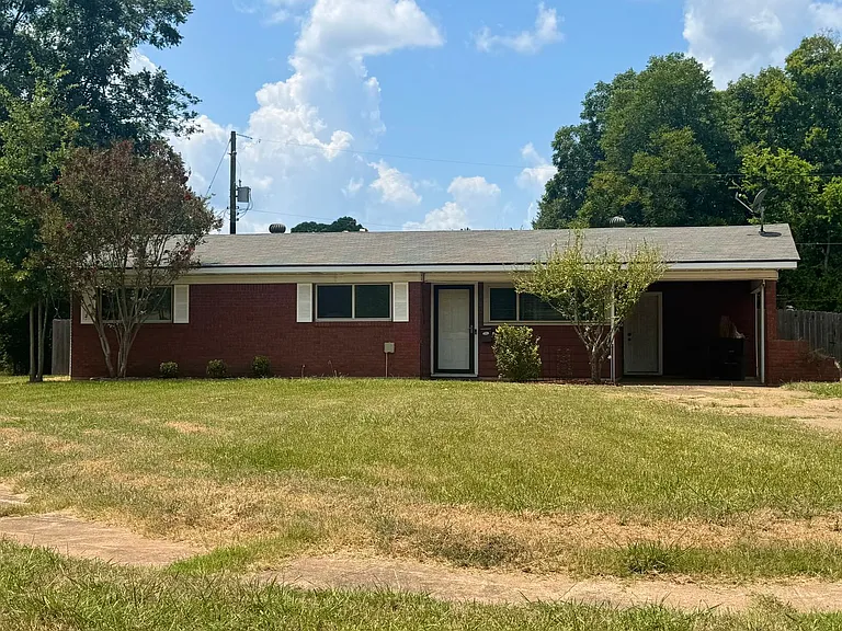 2905 Kirk Ln — Photo 1