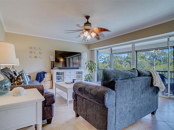 3rd image of 1600 NE Dixie Highway #1-205