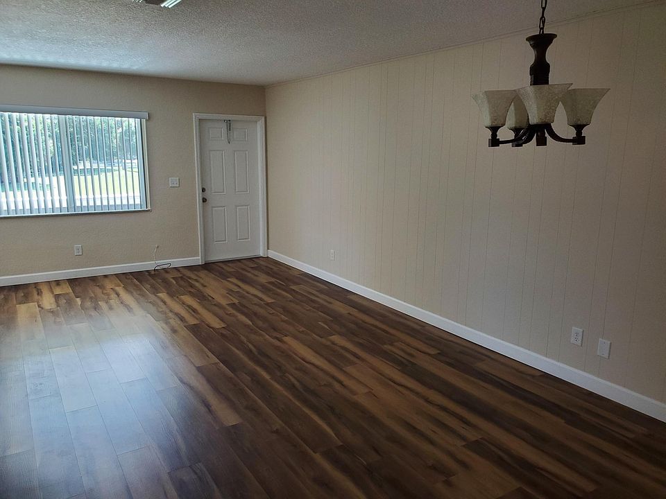 Spacious living / dining room