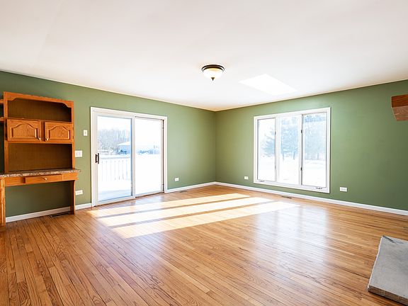 5th image of 925 Amber Ln