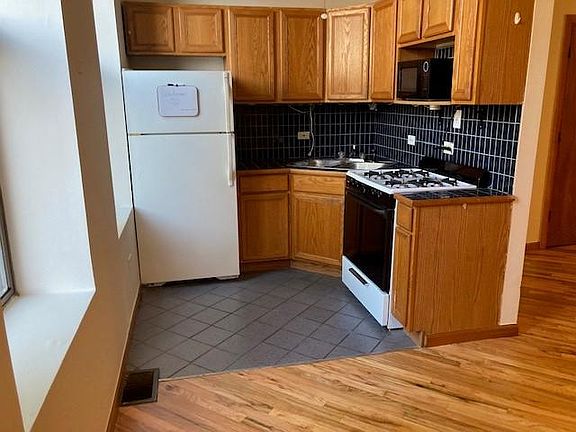 5th image of 1402 W Superior St APT 1R