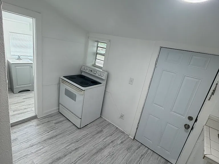 252 Claude St — Photo 14