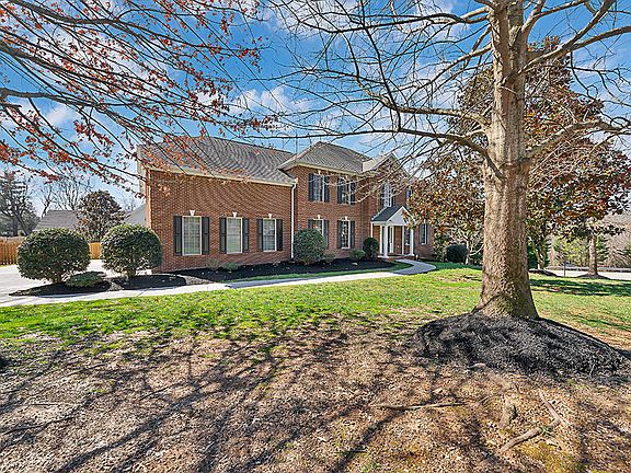 2nd image of 104 Saint Andrews Dr
