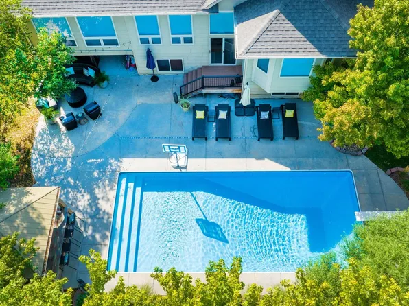 832 N Crescent Lakes Ct, Andover, KS 67002