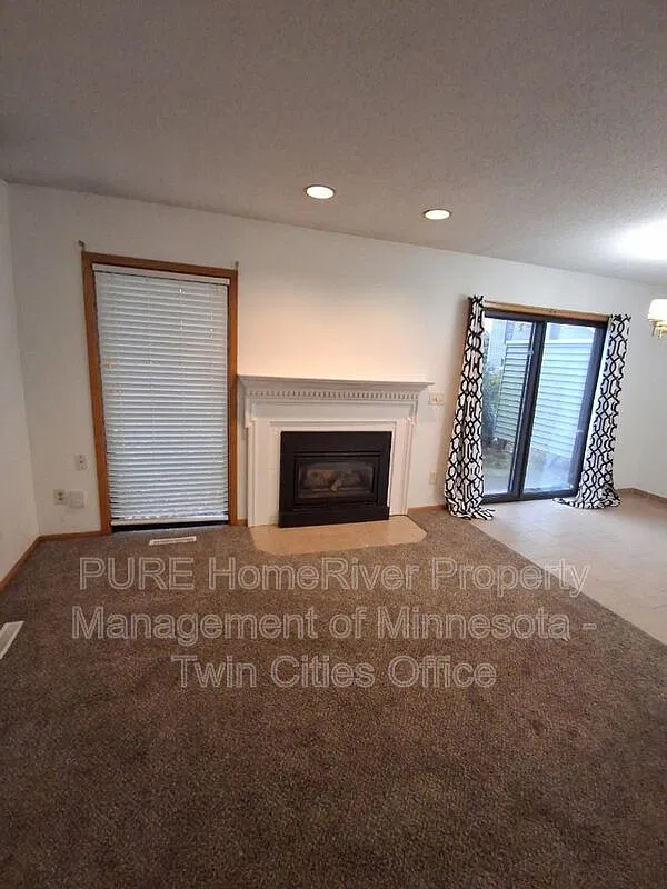 3 bed, 2.0 bath, 1272 sqft — Photo 3