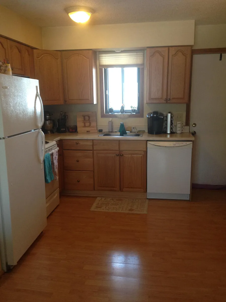 Nicely updated kitchen - 924 Kellogg Ave #4