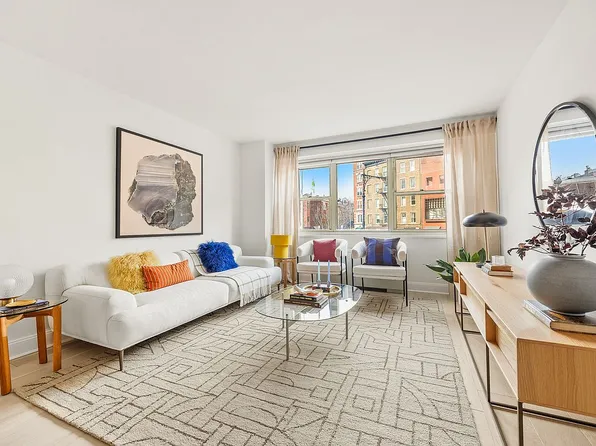 15 Charles St APT 2H, New York, NY 10014
