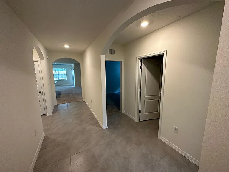 304 Sofia Ln — Photo 2