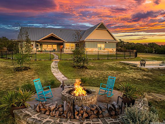 3rd image of 34 Rusty Spur Dr