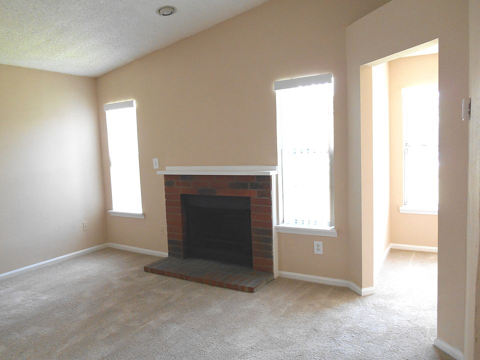 1st image of 305 Lindenhurst Dr APT 2201