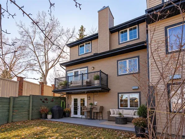 448 W Strathcona Dr SW #33, Calgary, AB T3H 1M3