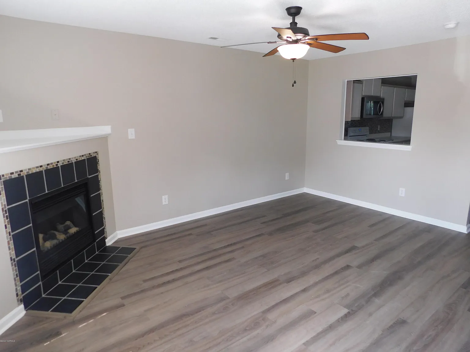 2 bed, 2.5 bath, 992 sqft, $1,250 — Photo 2