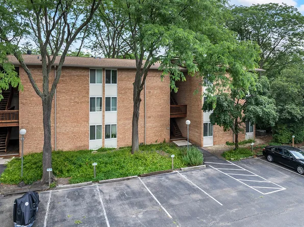 5809 Oakwood Dr APT D, Lisle, IL 60532