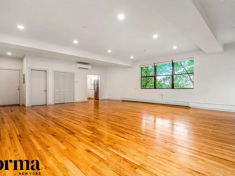 5110 Vernon Blvd #2B — Photo 2