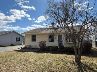 111 Cedar Cir, Streamwood, IL 60107