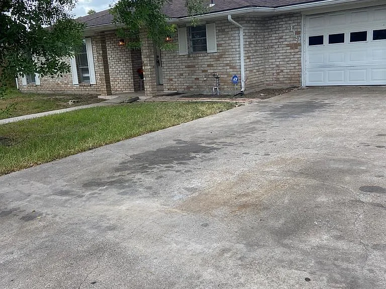 115 E Resaca Dr — Photo 2