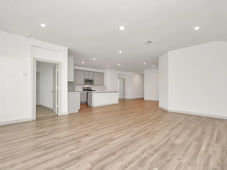 1114 Hughes Crossing Dr — Photo 29