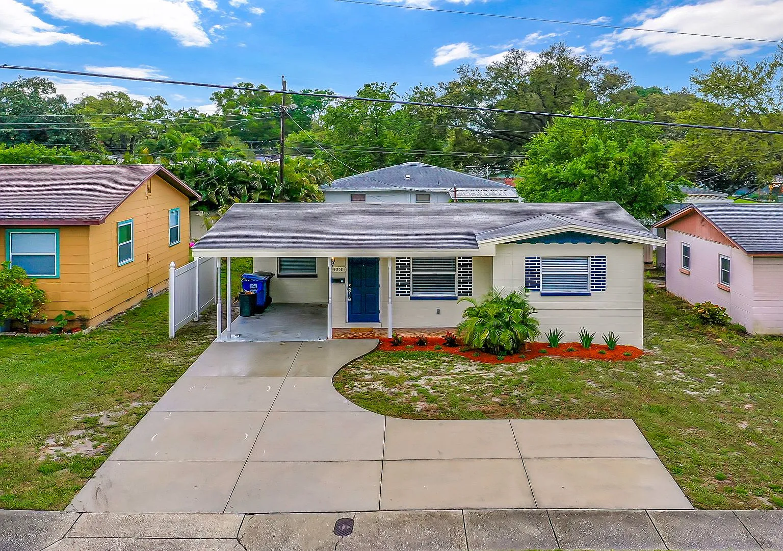Available Now! Charming 3-Bedroom Home with Fenced Backyard in St. Petersburg! — Photo 2
