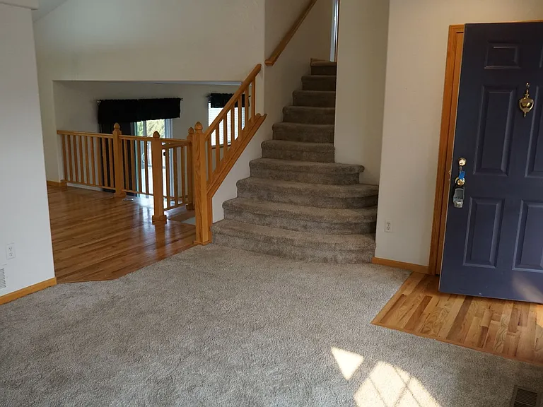 324 Saturn Dr — Photo 2