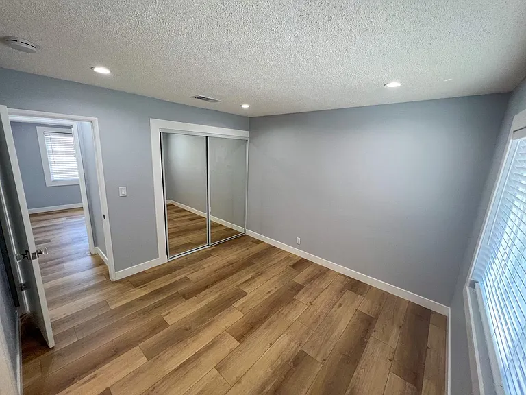 703 E Grove St — Photo 9