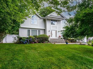 98 Crescent Dr, Albertson, NY 11507