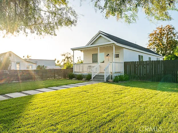 423 E Stuart Ave — Photo 2