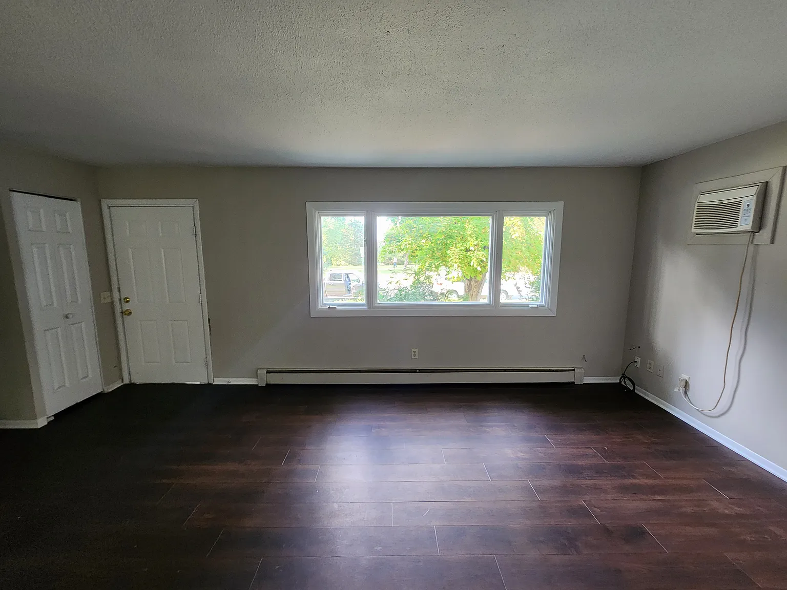 4 bed, 1.5 bath, 1550 sqft, $2,000 — Photo 3