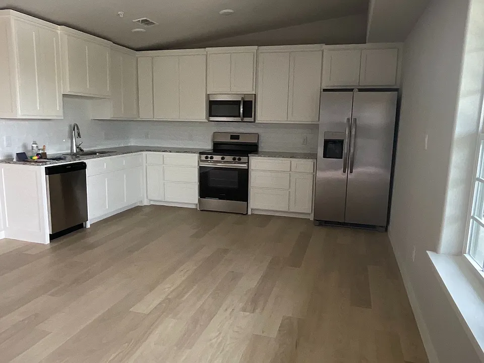 2290 W Tarleton St #204
