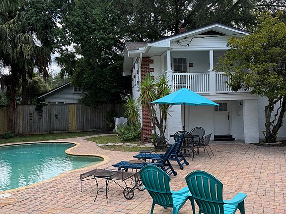 CH (balcony), pool, patio. I (owner) rarely come back here; it's basically your's (renter).
