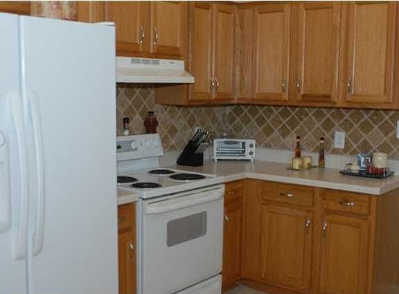 Custom Backsplash With lots of Cabinets