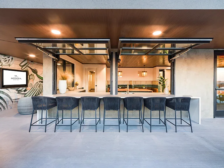 An open-air bar and lounge at Modera St. Paul offers a polished setting for evenings, conversations, and entertaining in the heart of Dallas.