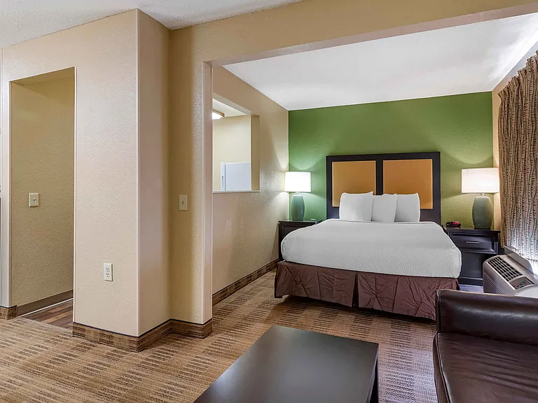 Deluxe Studio - 1 Queen Bed